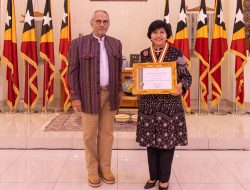 PR Horta Kondekora Prof. Dewi Fortuna Anwar ho Medalla Colar Ordem Honorifica Timor-Leste