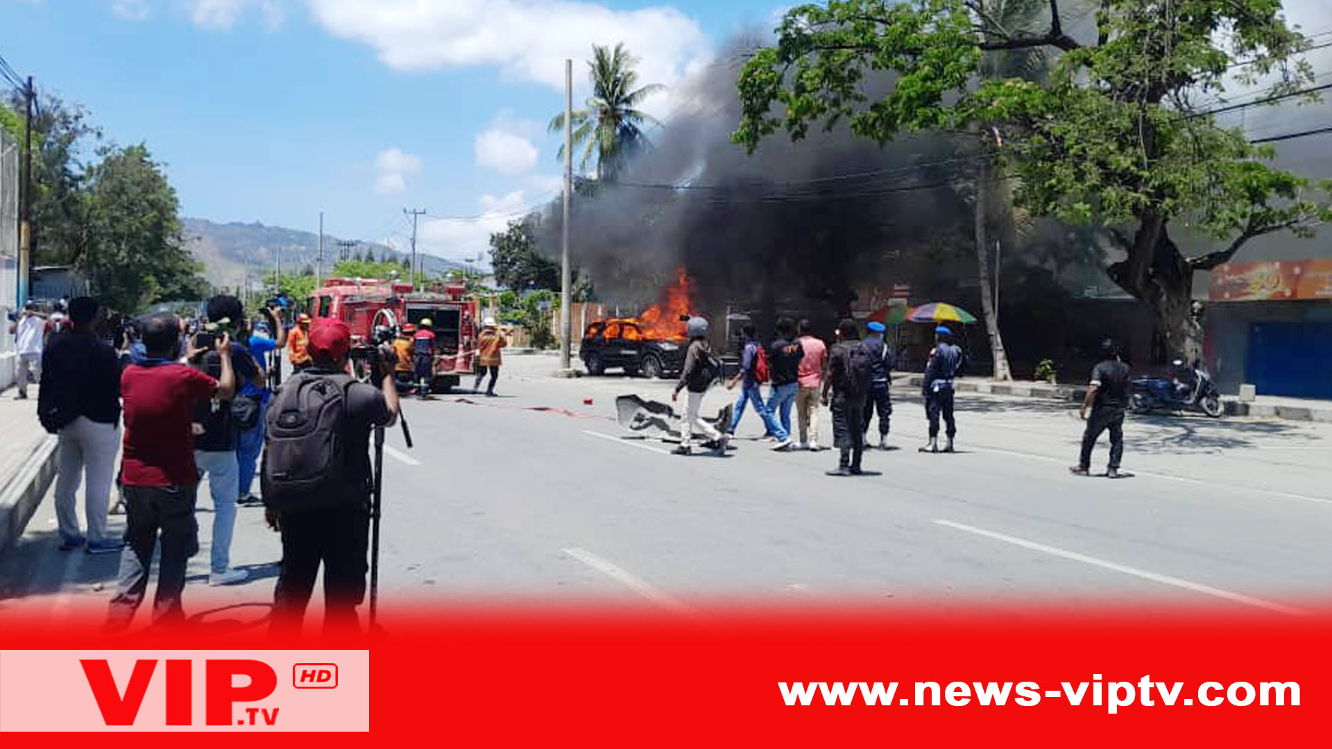 VIDEO: 1 Mobil Pemerintah Timor-Leste yang Dibakar Oknum Pendemo Hari Ini