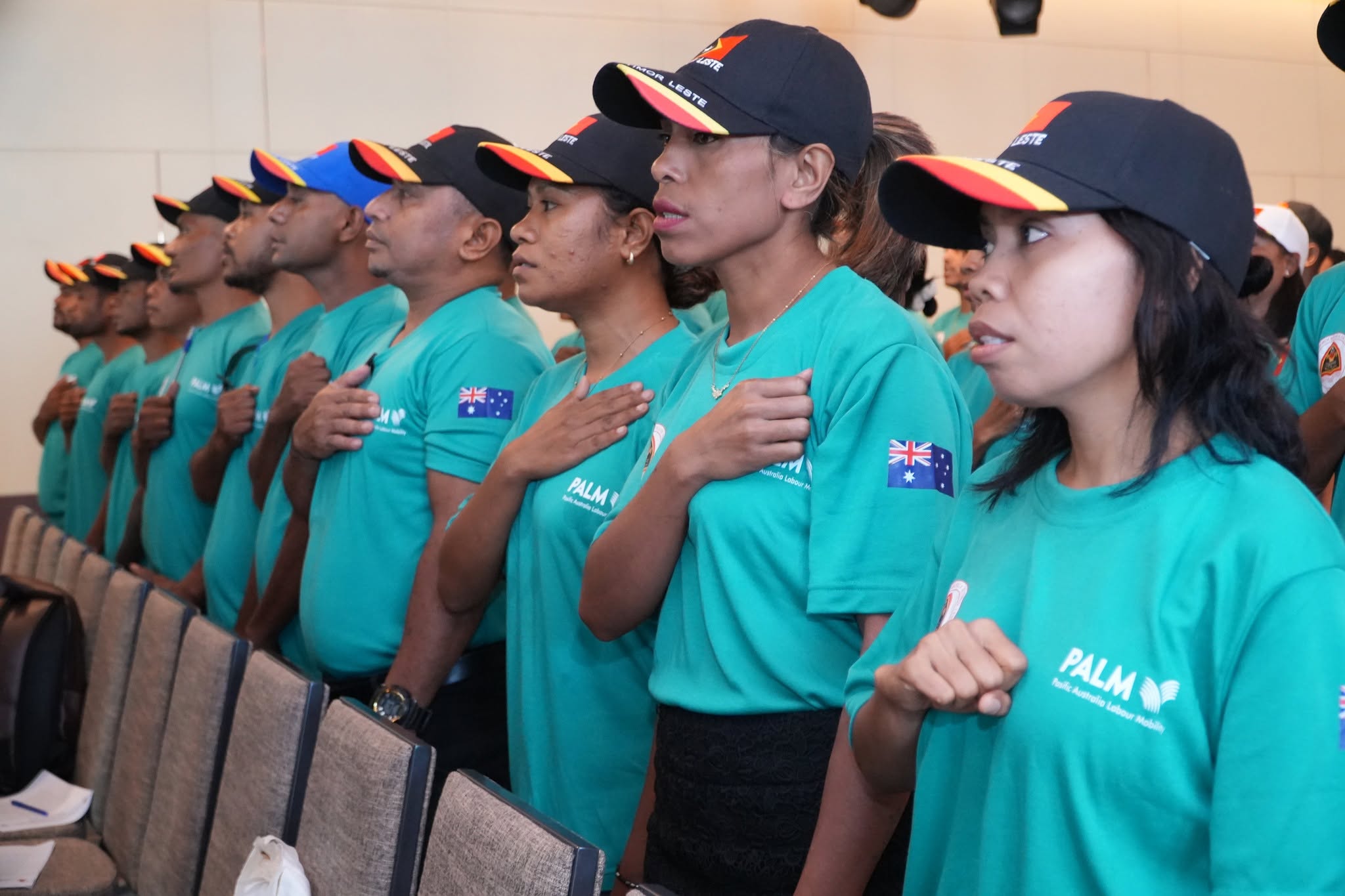 Traballador Timoroan halo juramentu wainhira husik Timor-Leste hodi servisu ba Australia.Photo:SEFOPE